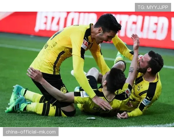 格雷罗直接任意球破门，打入个人赛季首球