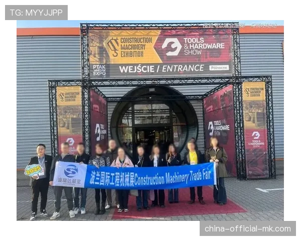 欧冠奖杯巡回展抵达华沙，吸引数千名波兰球迷参观