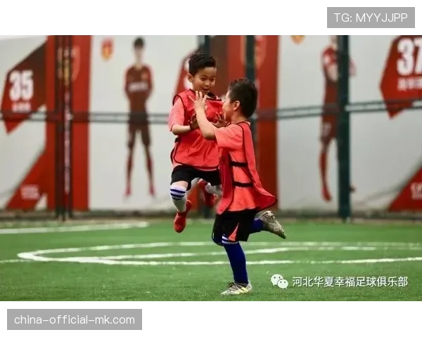 “足球之夜”活动在里尔启动,旨在为社区青少年提供免费训练课程 “足球之夜”活动在里尔启动,旨在为社区青少年提供免费训练课程